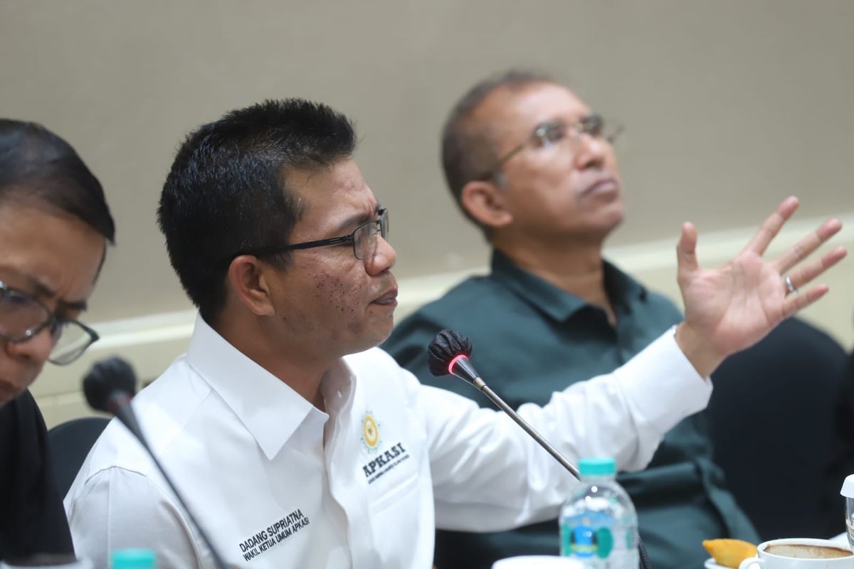 Bupati Bandung Dadang Supriatna saat memimpin Rapat Koordinasi (Rakor) Pemerintah Kabupaten (Pemkab) Bandung pada Januari, Jumat (26/1/2024).