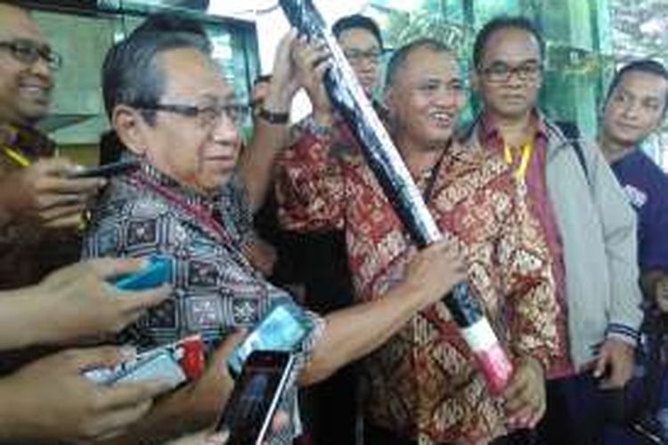 Akademisi sejumlah universitas memberi pensil raksasa sebagai simbol pernyataan bahwa revisi UU KPK harus didasarkan pada kajian akademik. Aksi tersebut dilakukan di Gedung KPK, Jakarta, Jumat (19/2/2016).