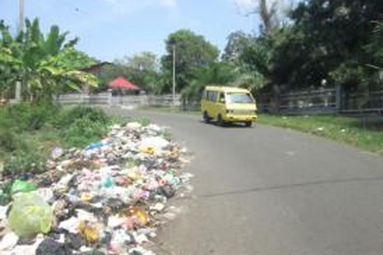 Sampah menumpuk di samping komplek kantor gubernur Bengkulu, mengeluarkan bau membusuk. 