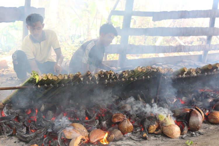 Dua pekerja memanggang lemang di Desa Tumpok Teungeh, Kecamatan Banda Sakti, Kota Lhokseumawe, Aceh, Selasa (12/4/2022)