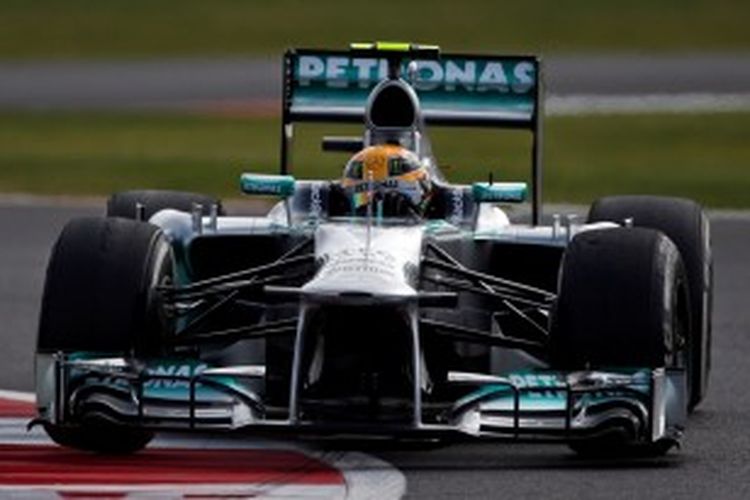 Pebalap Mercedes, Lewis Hamilton membalap di Sirkuit Silverstone pada kualifikasi GP Inggris, Sabtu (29/6/2013).