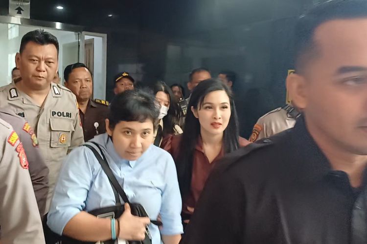 Aktris Sandra Dewi tiba di Pengadilan Tipikor Jakarta Pusat untuk kembali bersaksi dalam persidangan dugaan korupsi suaminya, Harvey Moeis, Senin (21/10/2024).