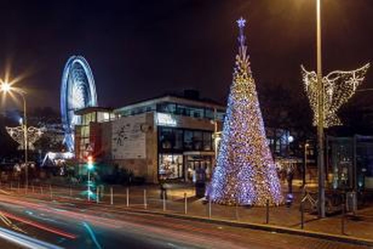 Pohon natal setinggi 11 meter terbuat dari 15.000 kilogram kayu di Budapest, Hungaria.