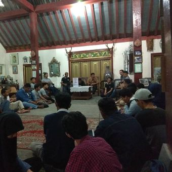 Diskusi setelah napak tilas sejarah Kampung Kauman Mangkunegaran, Minggu (10/6/2018).