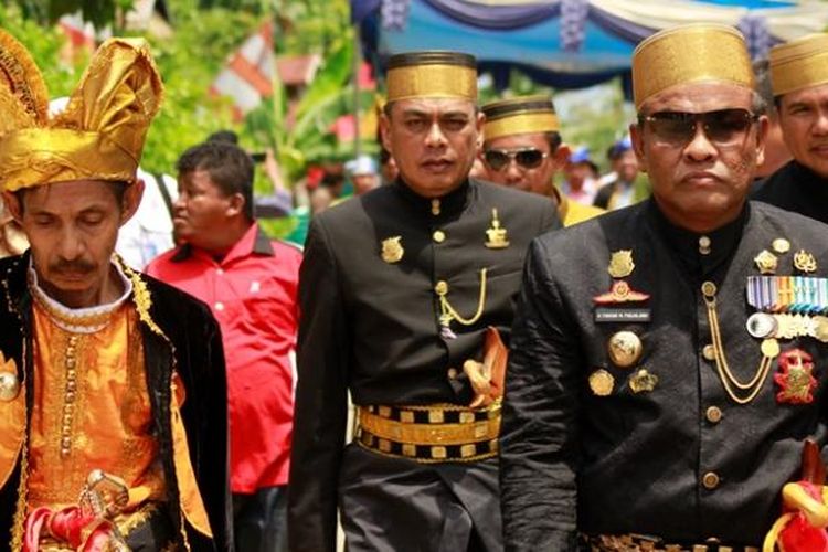 Wali Kota Baubau, AS Thamrin (kiri) dan Bupati Bone, Andi Fashar M Padjalangi (kanan) mengikuti Napak Tilas Arung Palakka di Kota Baubau, Sulawesi Tenggara, Rabu (28/12/2016).