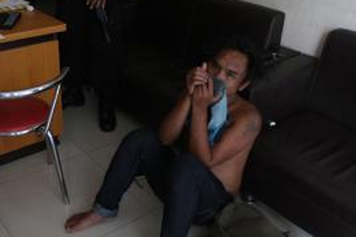 Pelaku diamankan di Polresta Surakarta, Minggu (5/1/2014). 