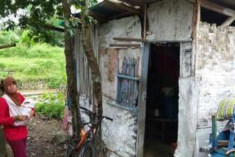 Istri dan anak Maulana, asal Kota Kota Tasikmalaya, Jawa Barat, saat ditemui di gubuk bambu bekas kandang ayam sebagai rumah mereka, Jumat (28/4/2016).  