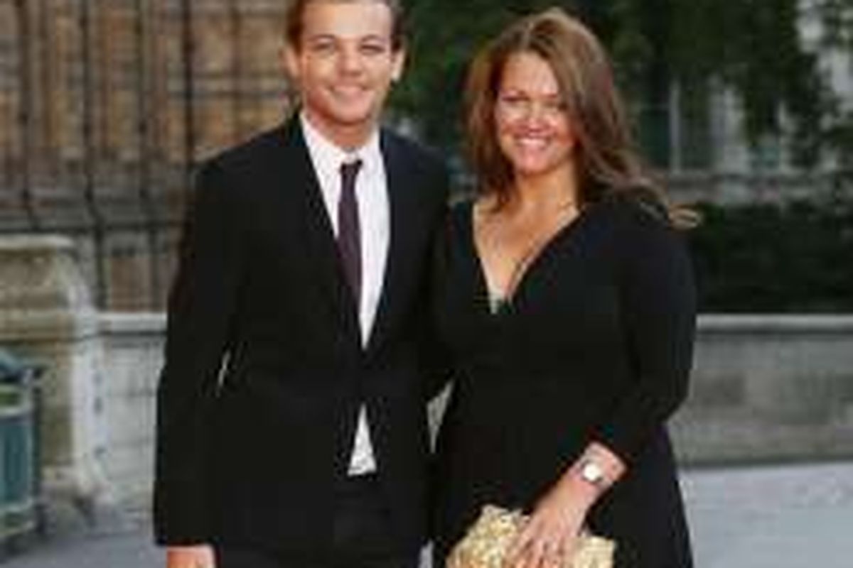 Louis Tomlinson dan ibunya, Johannah Deakin, menghadiri sebuah acara. Johannah Deakin meninggal dunia di usia 43 tahun akibat penyakit leukemia pada Rabu (7/12/2016).