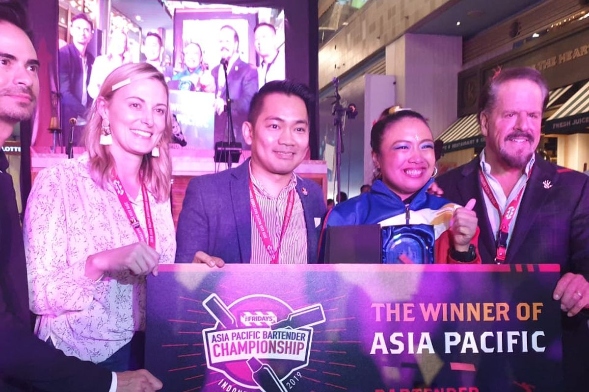 Bartender perempuan asal Filipina, Mariel Paguia, menjadi juara dalam kompetisi bartender tingkat Asia Pasifik.