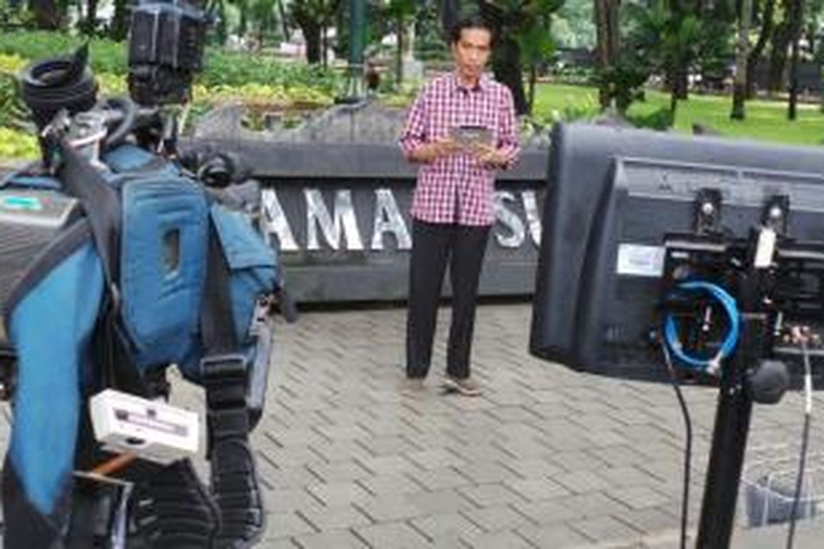 Gubernur  DKI Jakarta Joko Widodo menjadi reporter televisi swasta di Taman Suropati, Menteng, Jakarta Pusat, Sabtu (11/1/2014).