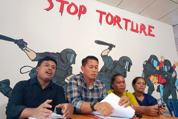 KontraS Sumut bersama keluarga EFS menyampaikan keterangan soal dugaan penganiayaan yang dilakukan penyidik Polresta Deli Serdang, Senin (13/5/2024) 