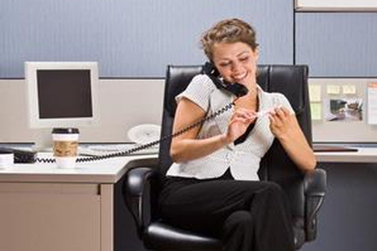 Ada etiket untuk bekerja di kantor. Perhatikan etiket tersebut, agar tak ada yang sebal dengan tingkah Anda. 