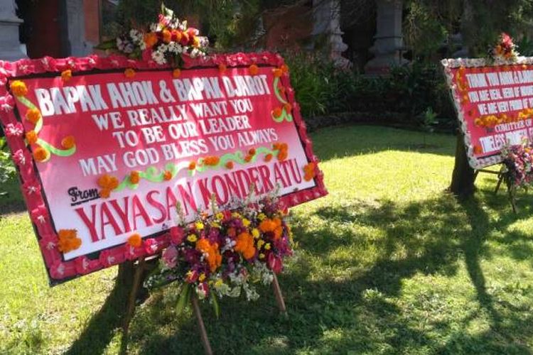 Karangan bunga muncul di kantor DPRD Bali Jln. Kusuma Atmaja No. 3, Renon Denpasar, Kamis (4/5/2017). 