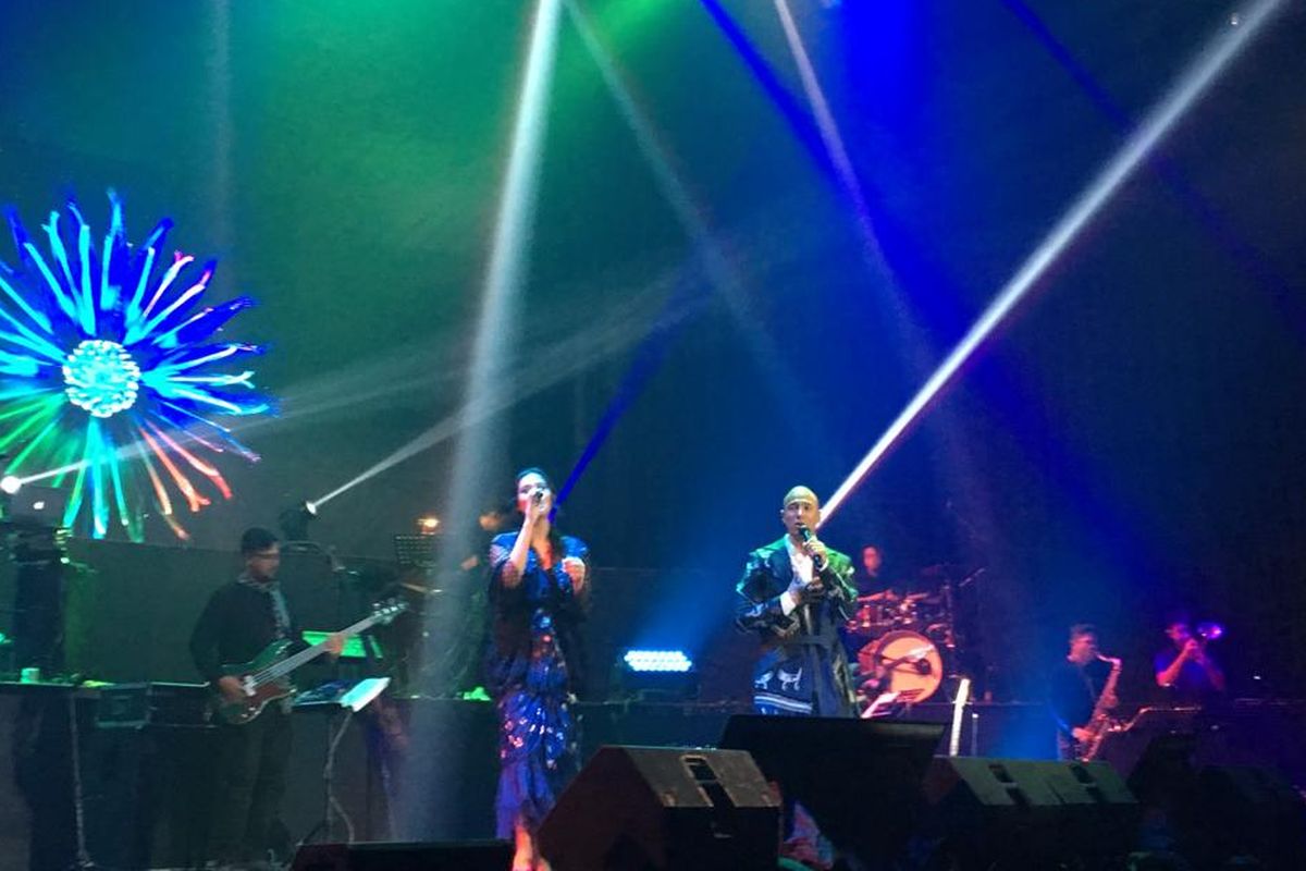 Penyanyi Raisa Andriani saat berkolaborasi dengan penyanyi Marcell Siahaan dalam konser Marcell Tujuhbelas di Balai Sarbini, Semanggi, Jakarta Pusat, Jumat (18/10/2019).