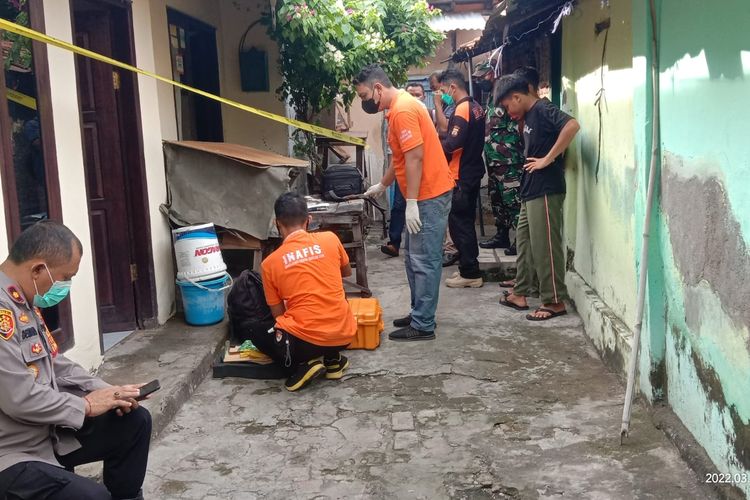 Polisi melakukan olah TKP penganiayaan maut di Kelurahan Kampung Baru, Kecamatan Buleleng, Kabupaten Buleleng, Provinsi Bali.