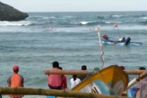 Kapal Nelayan Terbalik Dihantam Ombak di Pantai Ngrenehan Gunungkidul