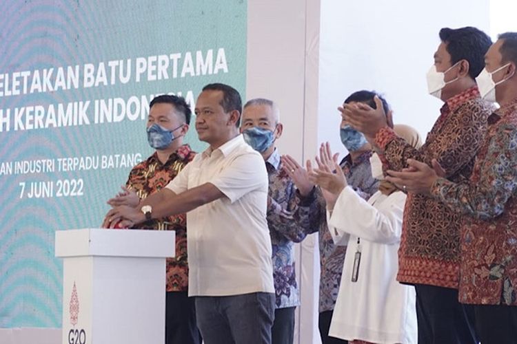 Menteri Investasi/BKPM Bahlil Lahadalia saat meresmikan ground breaking PT RKI di Kabupaten Batang Jawa Tengah.