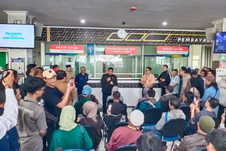 Bupati Garut Abdusy Syakur Amin saat berdialog dengan masyarakat yang hendak membayar pajak kendaraan bermotor di kantor Samsat Garut, Senin (14/04/2025) pagi