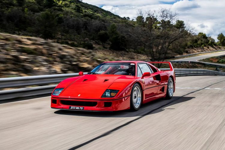 Ferrari F40 yang dimiliki oleh Juara Dunia Formula 1 empat kali Alain Prost saat ini sedang dijual di Lyon, Prancis. 