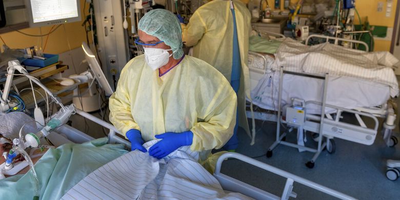 Perawat perawatan intensif merawat pasien yang sakit parah dengan penyakit Covid-19 di unit perawatan intensif Corona di Rumah Sakit Universitas di Halle/Saale pada Senin, 22 November 2021. 