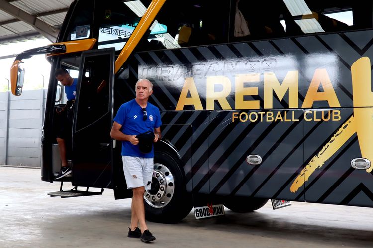 Pelatih Arema FC Mario Gomez seusai latihan menggunakan Bis Arema yang baru di resmikan di Garasi Bis Malang, Jumat (06/03/2020) siang.