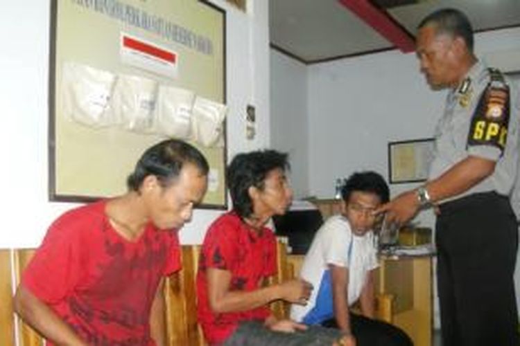 Tiga pria yang diduga pengedar sabu diamankan aparat kepolisian resor (Polres) Bone, Sulawesi Selatan bersama barang bukti 15 paket sabu serta uang tunai belasan juta rupiah. Sabtu, (22/02/2014).