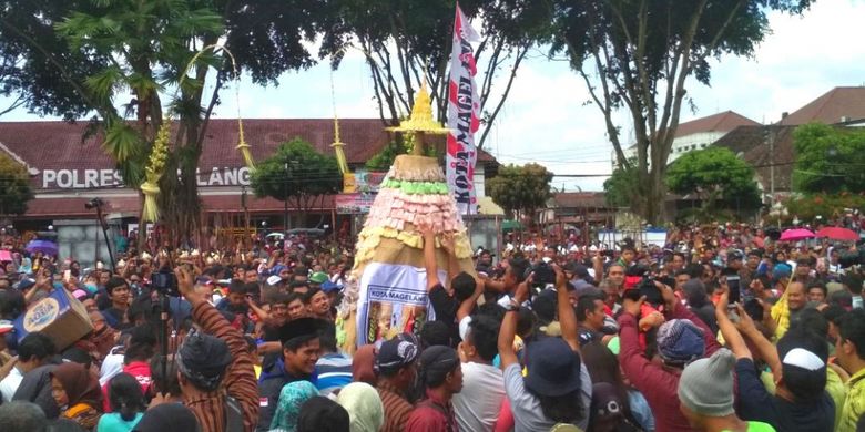 Prosesi Grebeg Gethuk pada puncak perayaan HUT ke-1.112 Kota Magelang, Jawa Tengah, Minggu (15/4/2018).