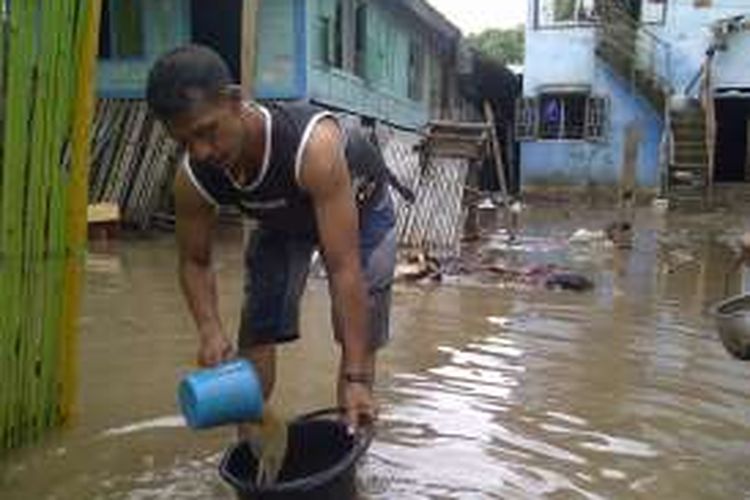 Genangan air masih terlihat di rumah warga dan sejumlah titik wilayah pasca banjir bandang di Kota Bima, sehingga PLN belum berani mengaktifkan jaringan listrik demi keamanan masyarakat.