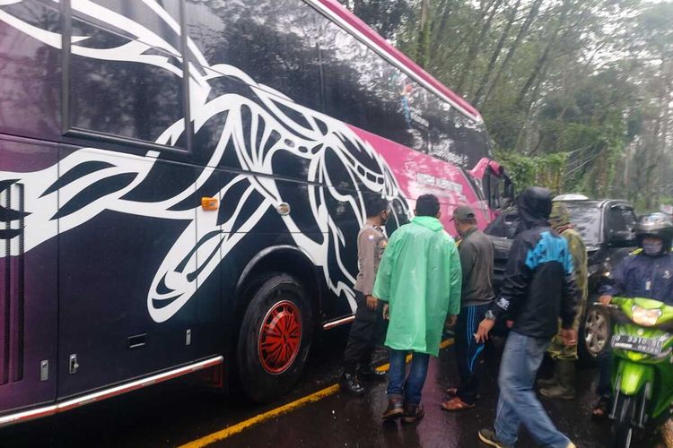 Diduga oleng saat akan menyusul motor, sebua mini bus menghantam bus pariwisata di Jalan Raya Patengan - Rancabali Kampung Cigadog, Desa Alam Endah tepatnya di depan pintu masuk Wisata Awana Resort, pada Sabtu (3/12/2022). Kejadian tersebut sempat ramai di sosial media terutama Instagram.