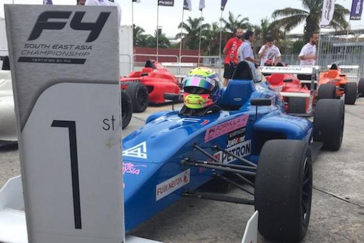 Mobil pebalap Indonesia, Presley Martono, terparkir di posisi finis pertama setelah dia memenangi balapan kedua seri ke-6 Formula 4 South East Asia (F4 SEA) di Sirkuit Sepang, Malaysia, Sabtu (21/1/2017).