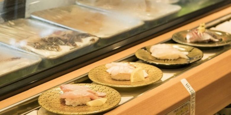 Sushi di conveyer belt di restoran Ichibazushi Uotatsu?.