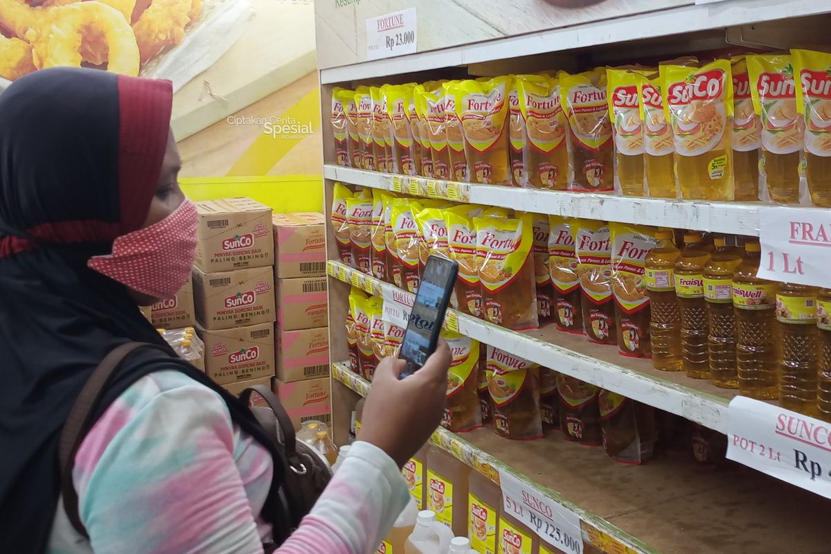 Nampak beberapa pembeli minyak goreng di toko swalayan Ratu yang berada di Kota Malang, Jawa Timur pada Kamis (17/3/2022). 