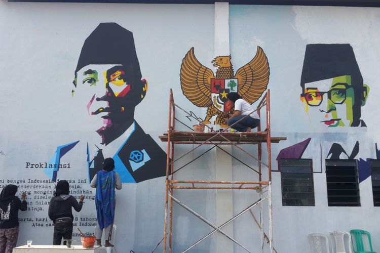 Sejumlah pelukis saat melukis sosok Bung Karno dan Bung Hatta di Kampung Pelangi, RW 9 Kelurahan Merjosari, Kota Malang, Sabtu (12/8/2017)