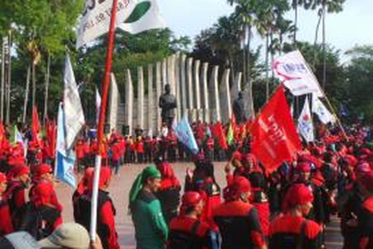 Para buruh ini disebut berasal dari daerah Bekasi, Tangerang, dan DKI Jakarta. Bahkan ada buruh yang berjalan kaki dari Bandung dan Lampung. 