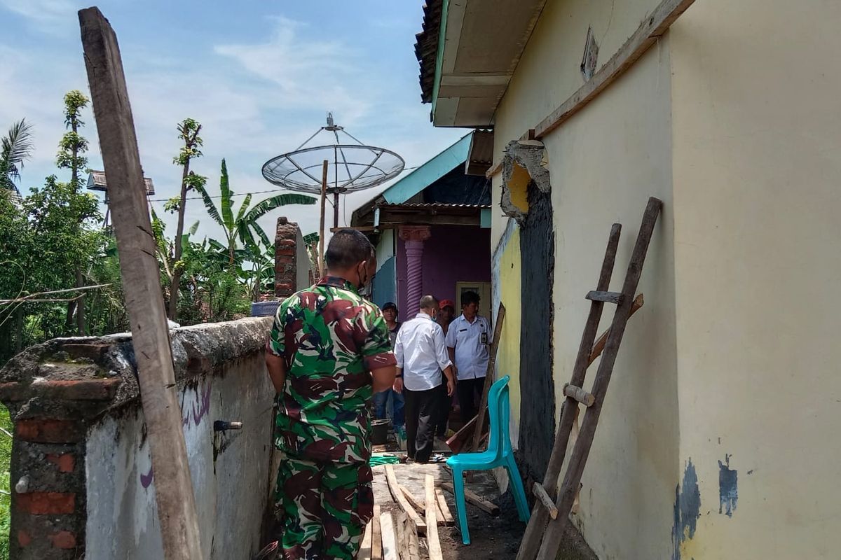 Tempat imam musholla dibongkar pemilik untuk akses jalan warga.
