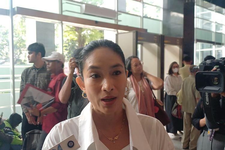 Nadiem Makarim Disidang Korupsi Chromebook, Happy Salma Berharap Ini