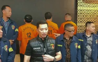 Polda Banten menetapkan 3 orang tersangka kasus pemerasan proyek Rp5 triliun tanpa tender kepada PT Chandra Asri Alkali. Jumat (16/5/2025). Satu tersangka diantaranya Ketua Kadin Cilegon Muhammad Salim.
