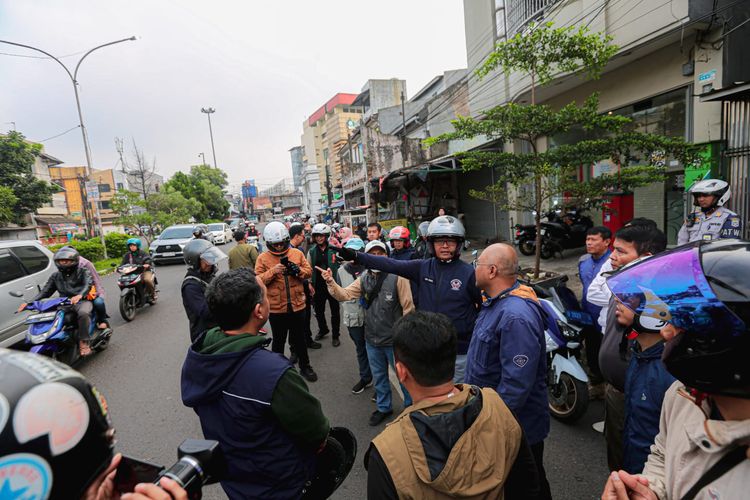 Sekda Kota Bandung Ema Sumarna tengah memantau kondisi jalanan di seputar Pasar Kordon. Rekayasa lalu lintas akan diberlakukan di daerah tersebut untuk mengurai kemacetan. 