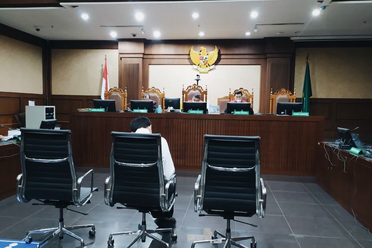 Terdakwa dugaan tindak pidana korupsi pemberian suap untuk pengurusan perkara di KPK, Azis Syamsuddin. Ia dituntut pidana penjara 4 tahun dan 2 bulan dalam persidangan di Pengadilan Tindak Pidana Korupsi (Tipikor) Jakarta, Senin (24/1/2022). 