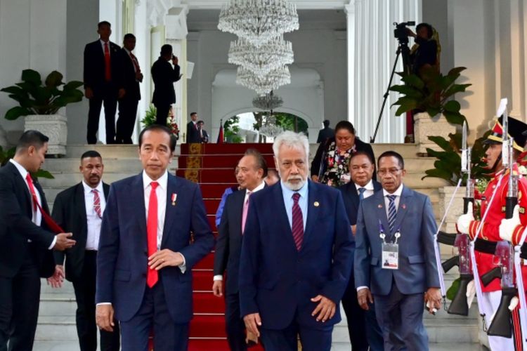 Presiden Joko Widodo bersama Perdana Menteri (PM) Timor Leste, Xanana Gusmao, di Istana Merdeka, Jakarta, pada Senin (4/8/2023).