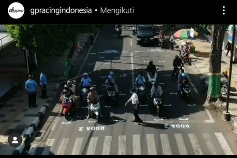 Jaga Jarak Pengguna Motor di Tuban Mirip Start Balapan MotoGP
