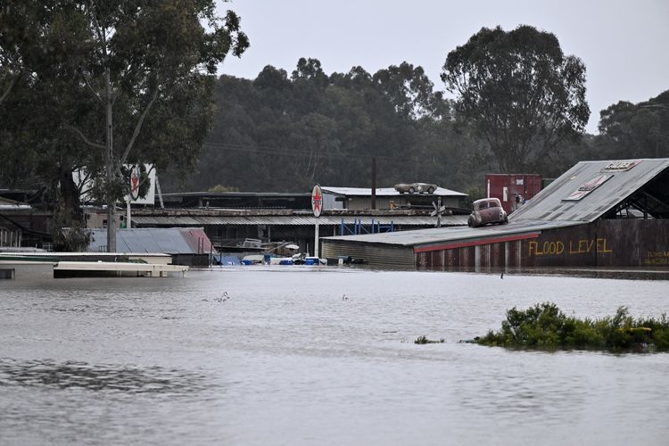 A general view shows a flooded area from the overflowing Hawkesbury river due to torrential rain in the Windsor suburb of Sydney on July 4, 2022. (Photo by SAEED KHAN / AFP)