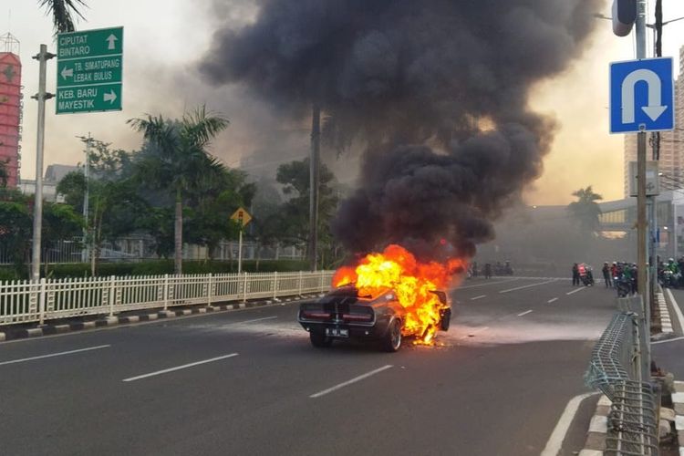 Mobil terbakar yang diketahui adalah Ford Mustang Shelby GT500, di kawasan Pondok Indah, Jakarta Selatan, dan diduga karena terjadi korsleting listrik