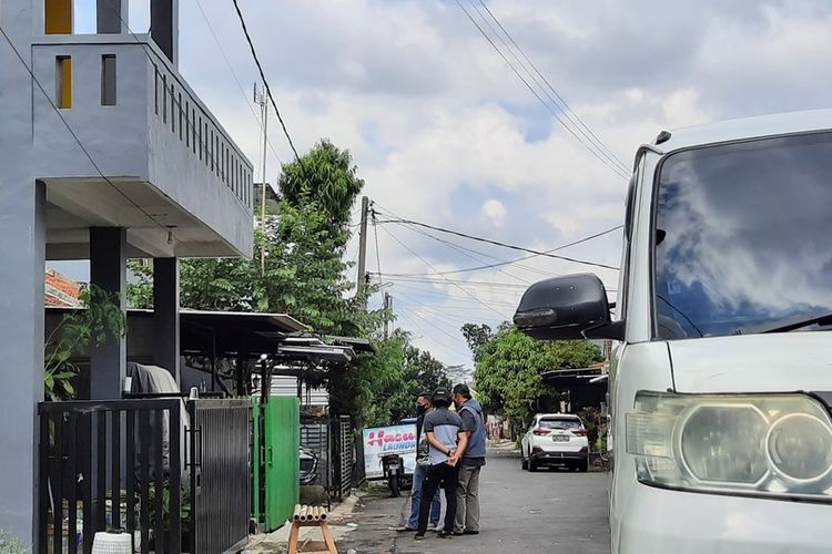 Petugas BNN RI dan Kepolisian masih memeriksa rumah kontrakan yang diduga pabrik narkoba jenis pil koplo atau trihexyphenidyl di Perumahan Bumi Resik Indah, Cipedes, Kota Tasikmalaya, Sabtu (12/6/2021).