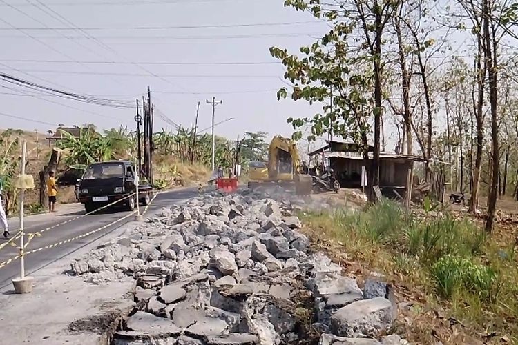 Jalan Kaliwungu-Boja Kendal yang Ambles Akhirnya Diperbaiki, Digelontor Rp 1,2 M