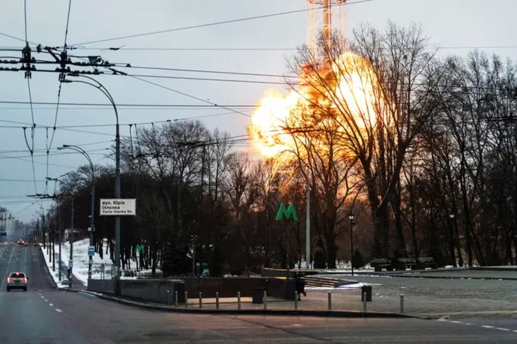 Ledakan di sebuah menara televisi di Kyiv, 1 Maret 2022.