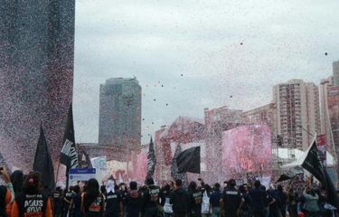 Panggung Satukan Jakarta ditutup manis dengan penampilan grup band Alexa dan letupan confetti merah-putih di GOR Soemantri, Kuningan, Jakarta Selatan, Sabtu (11/2/2017).