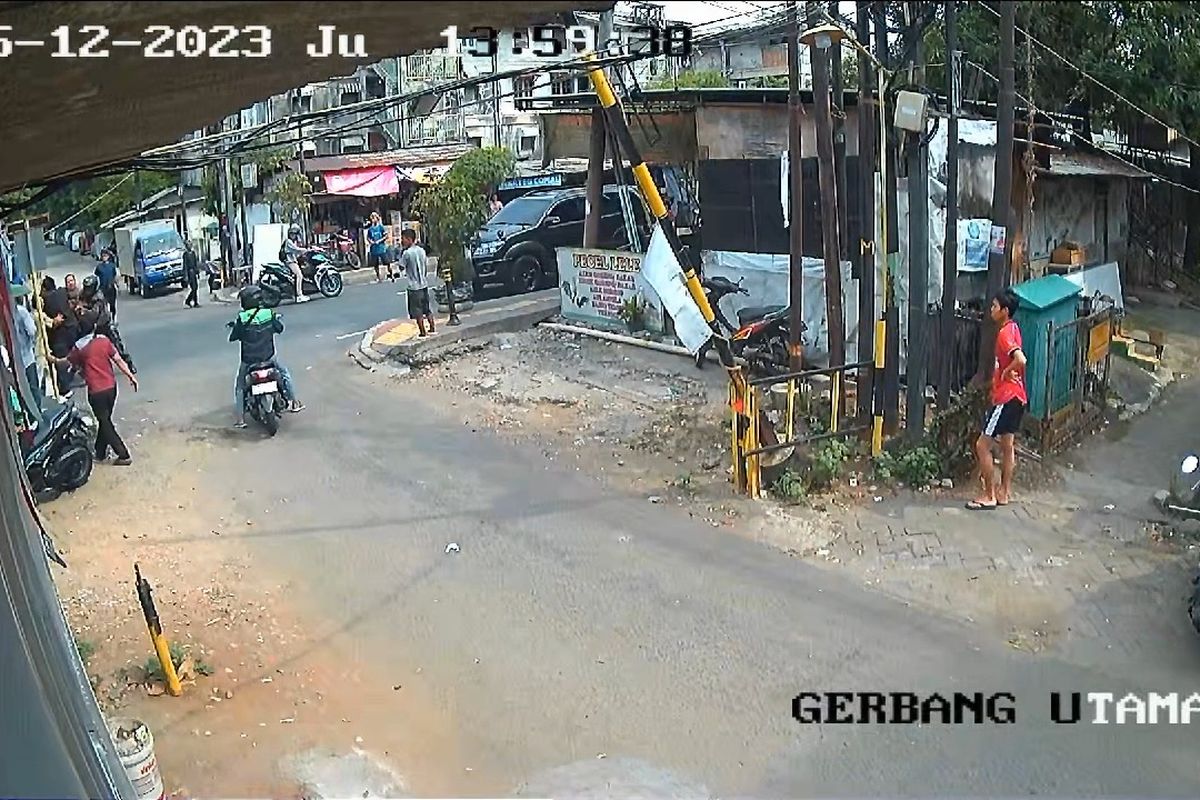 Tangkapan layar rekaman CCTV aksi pengeroyokan oleh anggota TNI dan dua orang tak dikenal (OTK) di Jakarta Timur, Jumat (15/12/2023).