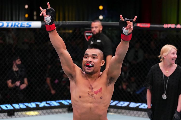 Petarung asal Indonesia, Jeka Saragih, merayakan kemenangan atas petarung asal Brasil, Lucas Si Singa Alexander, di ajang UFC Vegas 82 yang digelar di UFC Apex, Nevada, Amerika Serikat, pada Minggu (19/11/2023) dini hari WIB.