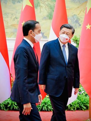 Indonesia's President Joko widodo (L) meets with China's President Xi Jinping (R) at Villa 14, Diaoyutai State Guesthouse, Beijing, Tuesday, July 26, 2022.